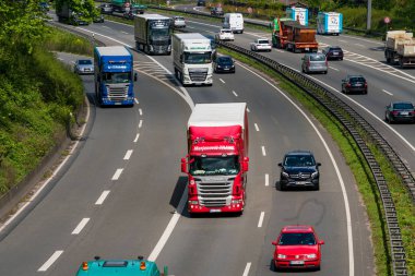 Düsseldorf, Almanya - 25 Nisan 2017: Karayolu trafik highwa üzerinde