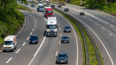Düsseldorf, Almanya - 25 Nisan 2017: Karayolu trafik highwa üzerinde