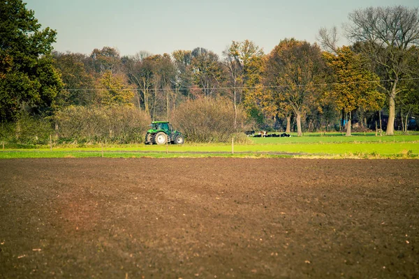 Campo agrícola. Paisagem agrícola com campos verdes — Fotografia de Stock