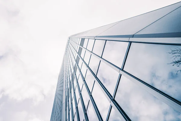 Windows av skyskrapa. Företag byggnad. Utsidan av byggnaden — Stockfoto