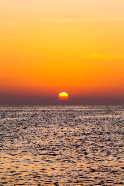 Puesta de sol sobre el océano. Puesta de sol en la playa con hermoso cielo. Drama. — Foto de Stock