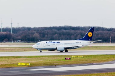 Almanya, Düsseldorf - 12 Mart 2011: uçak hat Lufthansa Airbus Havaalanı pist üzerinde Taksilemek. Düsseldorf Havaalanı'nda Lufthansa uçak