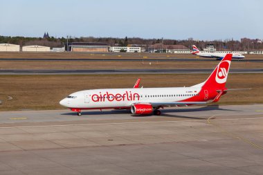 Berlin, Almanya - 02 Mart 2015: Air Berlin Airbus Tegel Uluslararası Havalimanı'na geldi