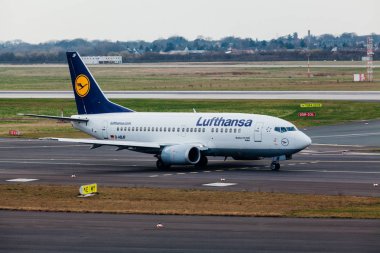 Almanya, Düsseldorf - 12 Mart 2011: uçak hat Lufthansa Airbus Havaalanı pist üzerinde Taksilemek. Düsseldorf Havaalanı'nda Lufthansa uçak