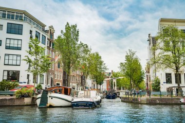 Amsterdam, Hollanda, 5 Eylül 2017: bir güzel yaz günü Amsterdam'da kanalda