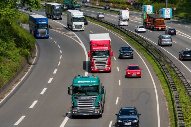 Düsseldorf, Almanya - 25 Nisan 2017: Karayolu ulaşım otomobil ve kamyon ile