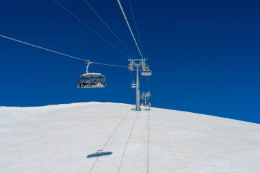 Soçi, Rusya - 05 Mayıs 2017: Kayak Merkezi Krasnaya Polyana içinde. Karlı Kayak pistleri Gorki Gorod Kayak Merkezi