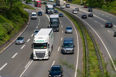 Düsseldorf, Almanya - 25 Nisan 2017: Karayolu trafik Almanya'da karayolu üzerinde