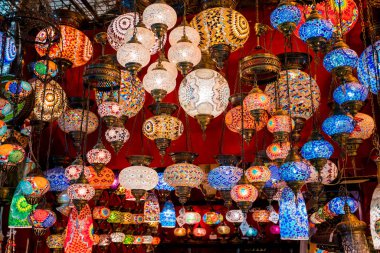Renkli fenerler. lambalar Satılık kapalı çarşı, Istanbul, Türkiye