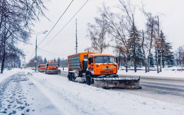 Moscow, Rusya Federasyonu - 22 Kasım 2016: Moskova'da yol kar kar temizleme aracı temizler
