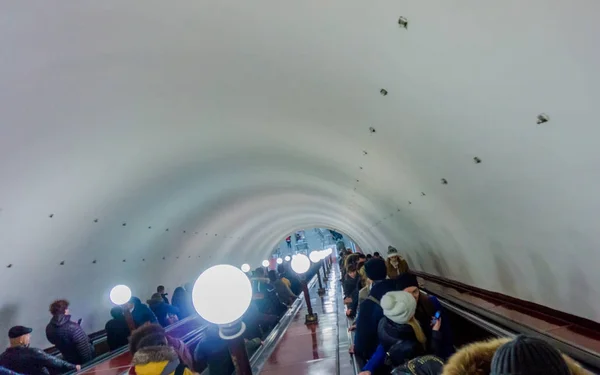 MOSCÚ, RUSIA - 22 de noviembre de 2016: Estación de metro de Arbatskaya. Es... — Foto de Stock