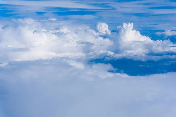 Puszyste białe chmury z góry. chmury i niebo — Zdjęcie stockowe