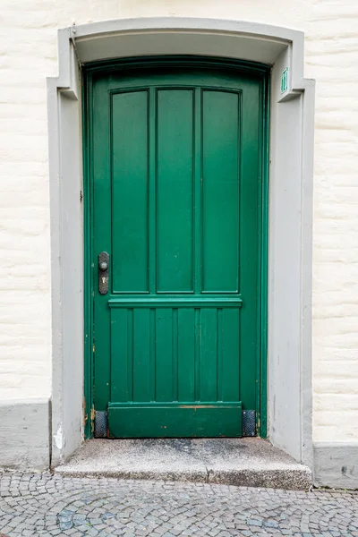 Μπροστινή πόρτα. Πόρτα ξύλου — Φωτογραφία Αρχείου