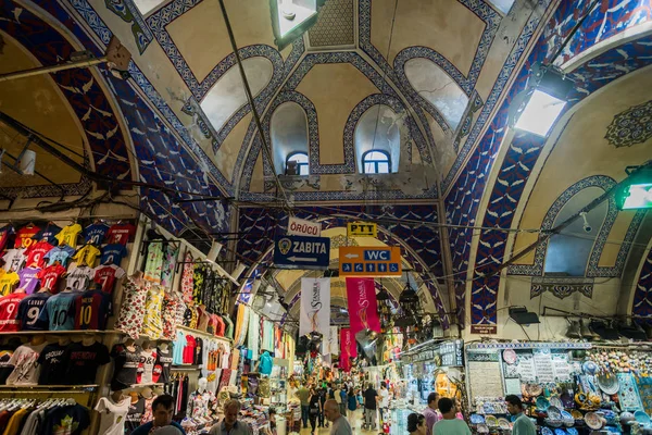 ISTANBUL, TURQUÍA - 12 de julio de 2017: Gran Bazar en Estambul con — Foto de Stock
