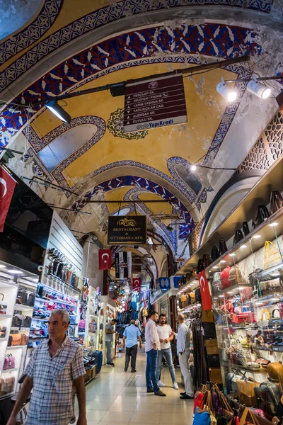 ISTANBUL, TURQUIA - 12 de julho de 2017: Grande Bazar em Istambul com — Fotografia de Stock