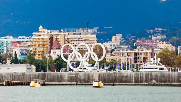 Sochi, Rusia, 21 DE SEPTIEMBRE DE 2016: puerto marítimo y barcos y yates —  Fotos de Stock