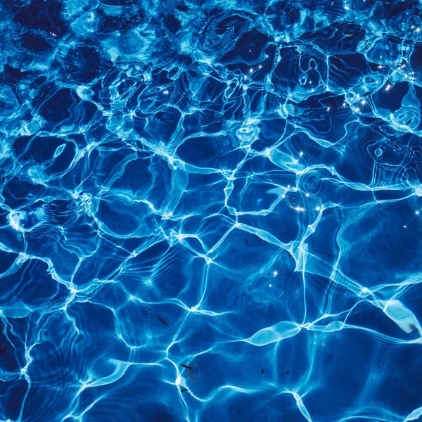 Abstrakt blå vågor bakgrund. poolvattnet — Stockfoto