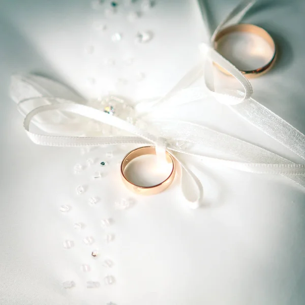 Dva Zlaté Snubní Prsteny Svatební Pozadí Koncepce — Stock fotografie