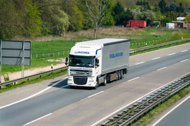 Düsseldorf, Almanya - 20 Nisan 2017: taşıma kamyonu hig üzerinde