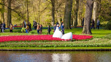 Keukenhof; Hollanda - Nisan 2016: Keukenh ziyaretçi