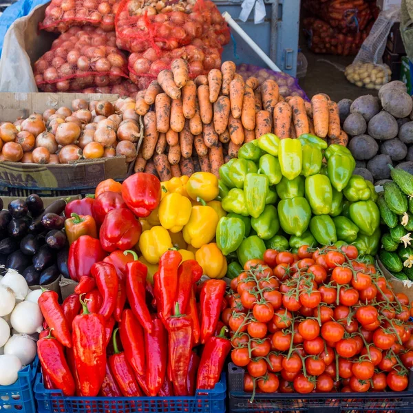 Varios vegetales crudos coloridos. verduras en el mercado alimentario — Foto de Stock