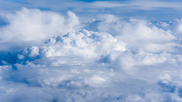 Nuages. Vue des nuages et du ciel depuis la fenêtre de l'avion — Photo