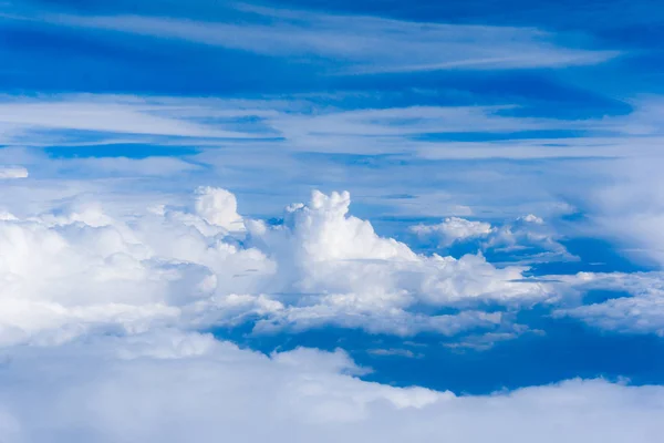 Nuages. Vue des nuages et du ciel depuis la fenêtre de l'avion — Photo