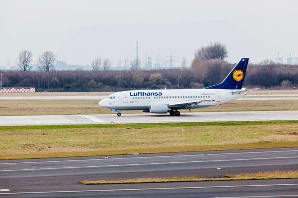 GERMANY, DUSSELDORF - 12 MARCH, 2011: Aircraft line Lufthansa Ai — Stock Photo, Image
