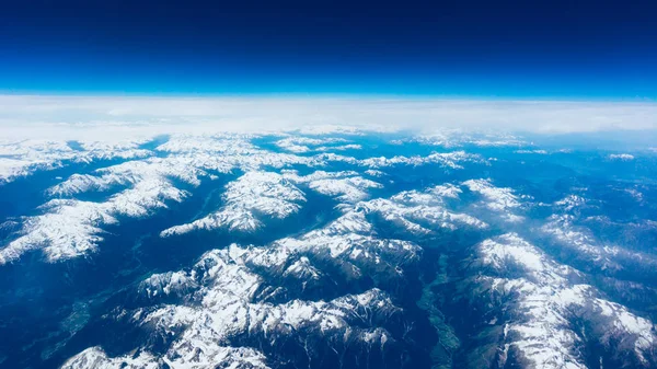 Krajobraz górski. widok z okna samolotu — Zdjęcie stockowe