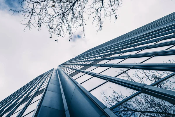 ガラス張りのモダンな高層ビルの眺め。近代的なオフィスビル — ストック写真