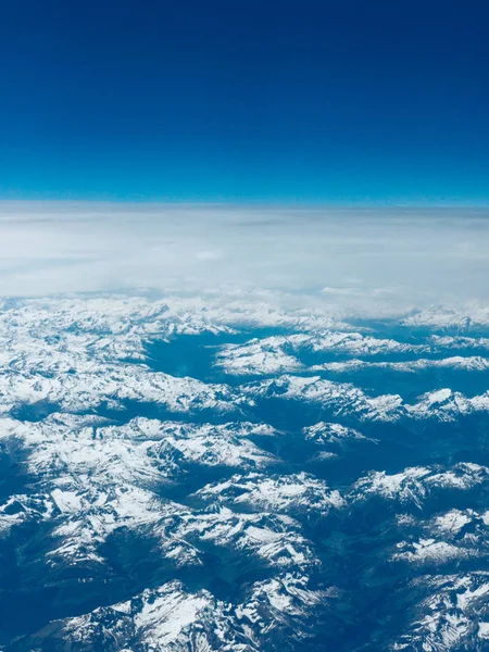 Vackra flygbilder liggande vy. bergsutsikt från flygplan — Stockfoto