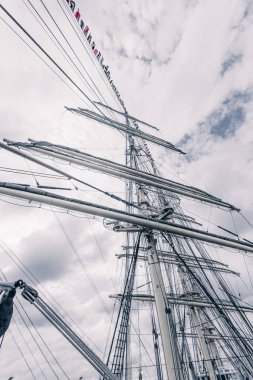 Eski yelkenli gemi direği. Uzun gemi arma ayrıntı. Rigg ve pilonlar