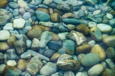 Sualtı deniz taşları. Deniz suyu ve çakıl