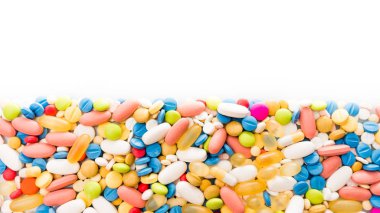 hapları kenarlığında beyaz. renkli hapları üzerinde beyaz izole