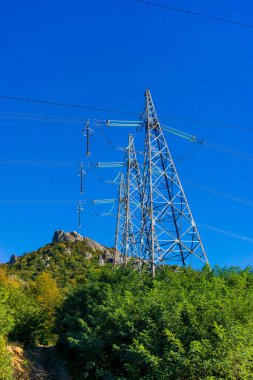 Elektrik direkleri. Elektrik yazısı. Mavi sk ile elektrik pilon