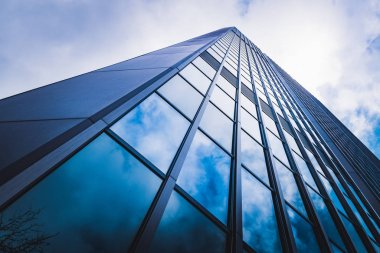 Windows gökdelenin. İşletme binası. Binanın dış