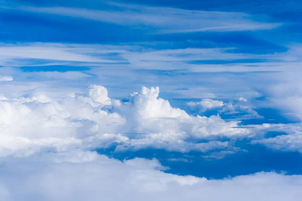 Wolken. Weergave van wolken en lucht vanuit vliegtuig venster — Stockfoto