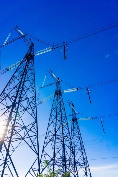 Yüksek gerilim sonrası. Yüksek güçte elektrik direkleri