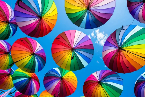 다채로운 우산 배경입니다. 다채로운 우산의 하늘 — 스톡 사진