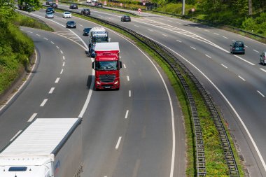 Düsseldorf, Almanya - 25 Nisan 2017: Karayolu trafik highwa üzerinde
