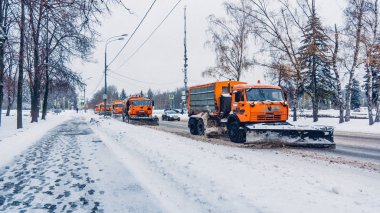 Moscow, Rusya Federasyonu - 22 Kasım 2016: Kar temizleme aracı roa temizler