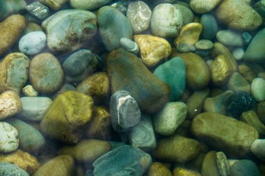 Sualtı deniz taşları. Deniz suyu ve çakıl