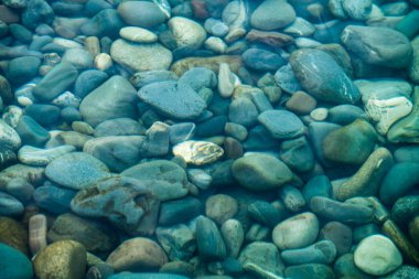 Sualtı deniz taşları. Deniz suyu ve çakıl