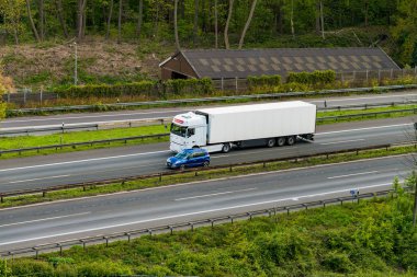 Düsseldorf, Almanya - 25 Nisan 2017: taşıma kamyonu hig üzerinde