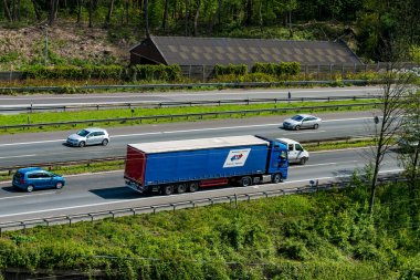 Düsseldorf, Almanya - 25 Nisan 2017: taşıma kamyonu hig üzerinde