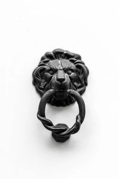 古いスタイルのライオンの頭のノッカー 古代のノッカー — ストック写真