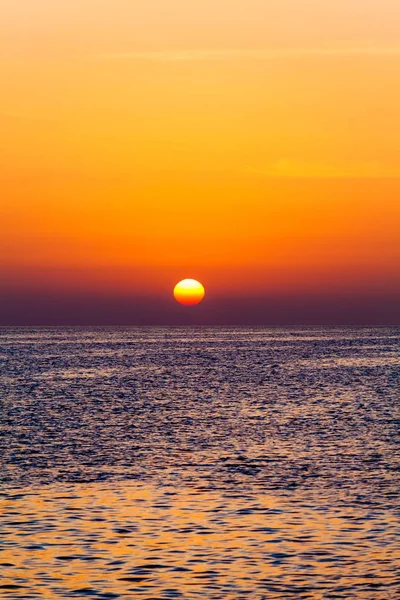 Günbatımı okyanus. Günbatımı güzel gökyüzü ile sahilde. Drama — Stok fotoğraf