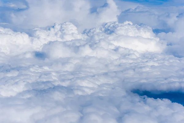 Fluffiga vita moln från ovan. moln och himmel — Stockfoto