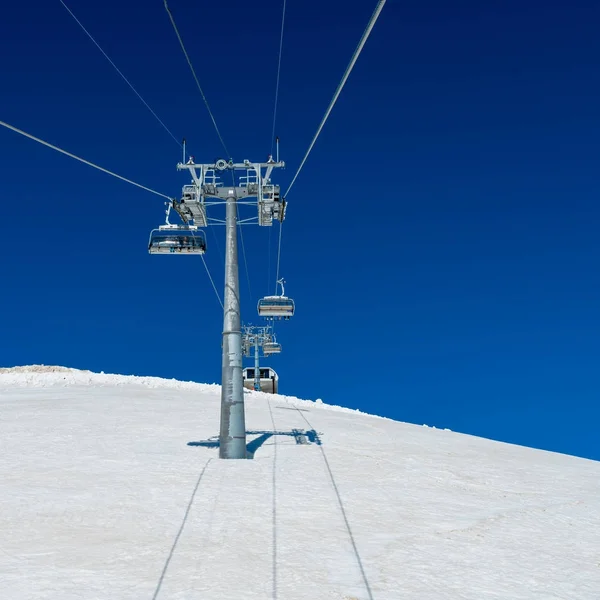 Funicular em estância de esqui no inverno — Fotografia de Stock