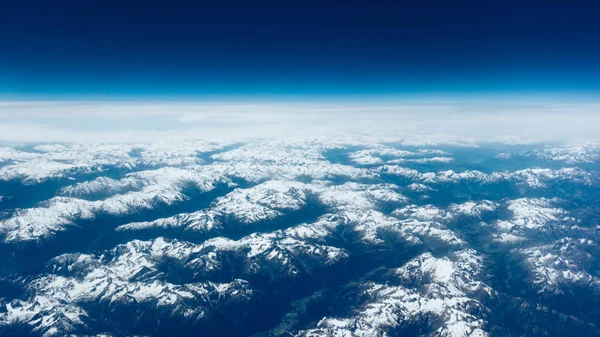 Piękny krajobraz z lotu ptaka widok. widok na góry z samolotu — Zdjęcie stockowe